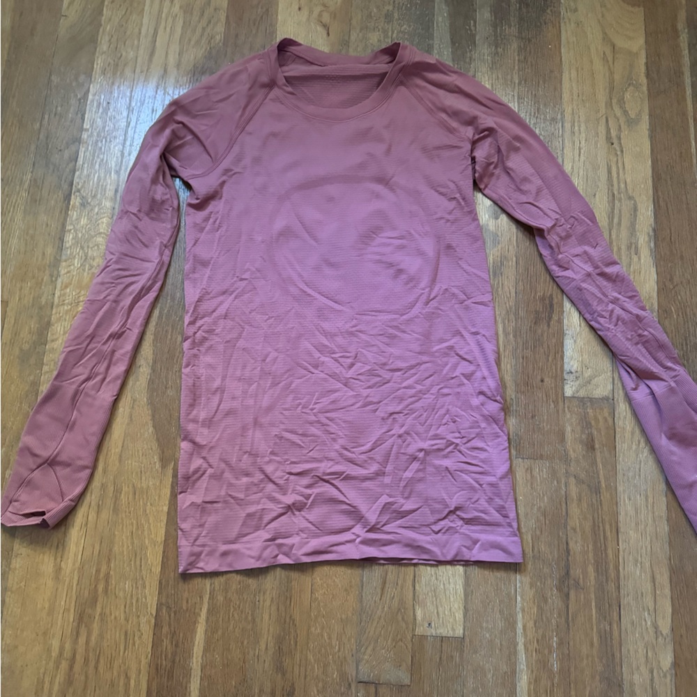Lululemon Salmon colored Women’s Long Sleeve Swiftly Tech size 4